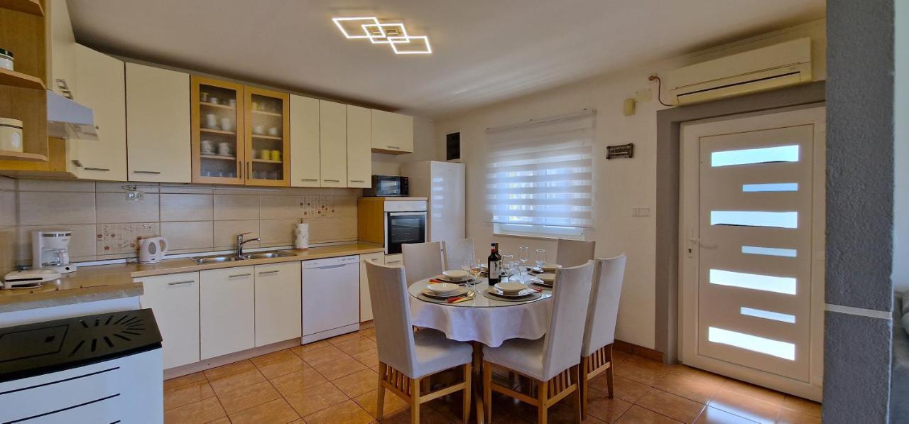 Sunny Holiday House With Pool Kaštela エクステリア 写真